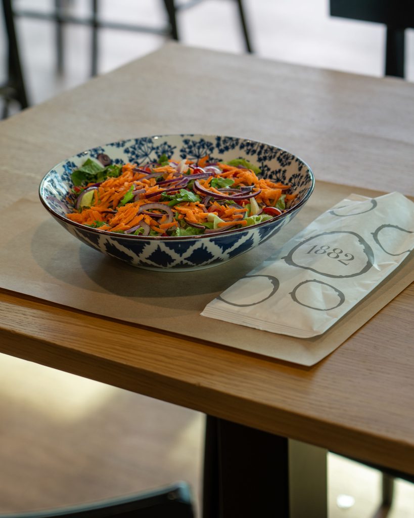 Piatto di insalata, cipolle rosse e carote
